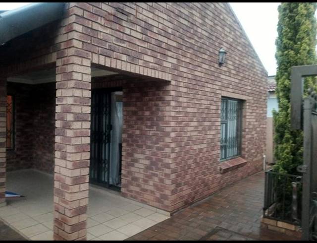 3 BEDROOM HOUSE FOR SALE IN PROTEA GLEN